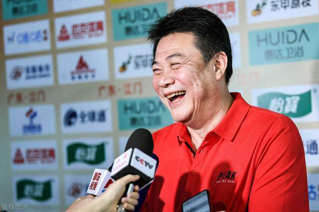 虽说马岚这辈子还没给别人洗过脚，但好歹以前也经常去美容院享受各种护理，其中足底按摩基本上是必选项目，所以她便根据之前的记忆，有样学样的帮克洛伊泡起了脚。